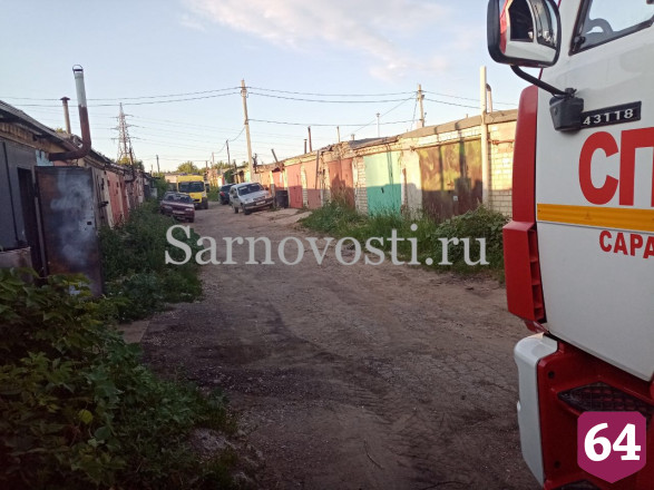 В Саратове выгорел гараж с винтажным автомобилем