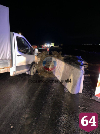 В Саратове грузовик протаранил бетонное ограждение