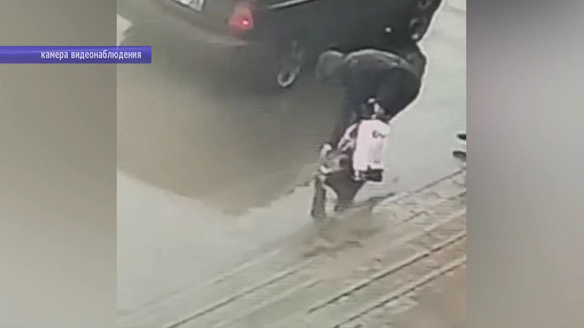 Саратовец поднял чужой телефон на улице и попал под статью