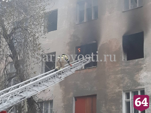 В Саратове полыхает расселенный дом
