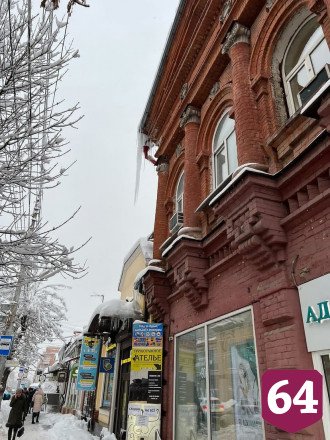 Жители Саратова опасаются ходить вдоль домов из-за огромных сосулек