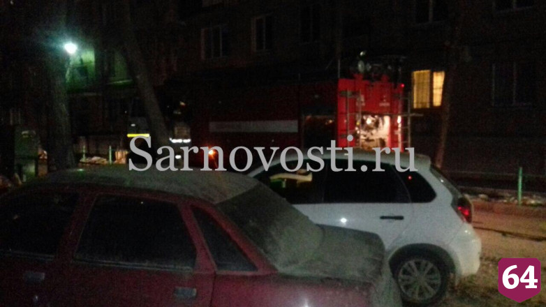 Ночью пожарные отбивали от огня дом на Рахова