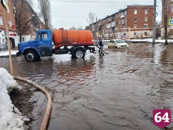 С улиц Энгельса откачивают талые воды 