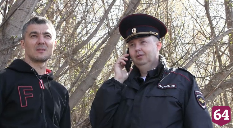 Под Саратовом спасли упавшего в реку и вцепившегося в ветку мужчину