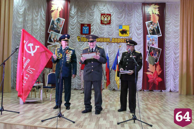 В Энгельсском доме-интернате для престарелых и инвалидов состоялась торжественная церемония передачи копии Знамени Победы