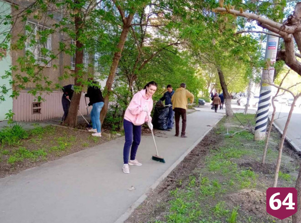 Жители под гармошку и народные песни провели субботник