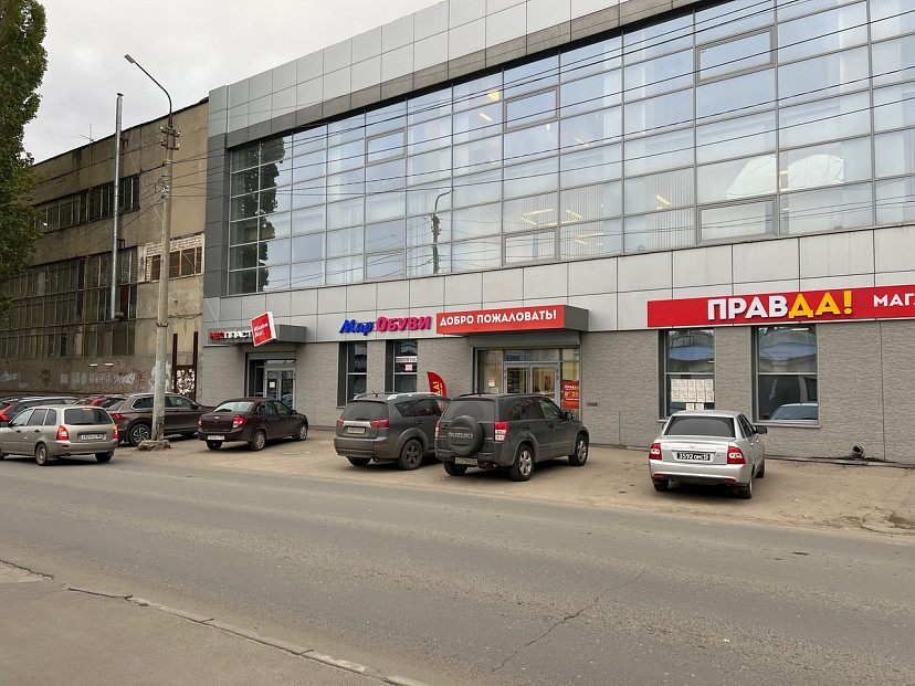 В Саратове автохамы оккупировали тротуары у магазинов