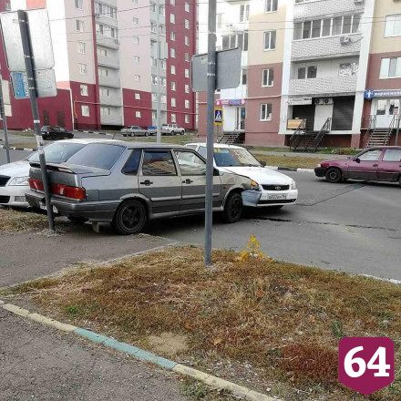 В Саратове девушка объезжала «лежачего полицейского» и протаранила «Ладу»