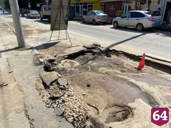 В Саратове провал на улице Чернышевского мешает движению транспорта 
