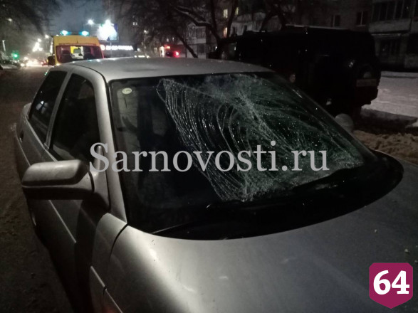 В Саратове пенсионер с картошкой разбил лобовое стекло автомобиля