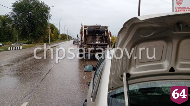 Под Саратовом легковушка протаранила мусоровоз