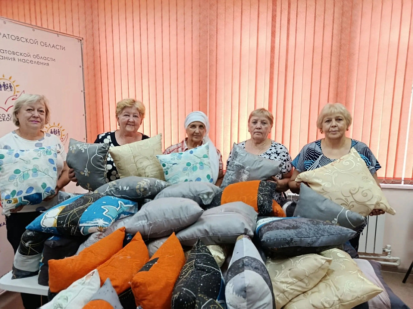 «Серебряные» волонтеры сшили 45 подушек для саратовских бойцов