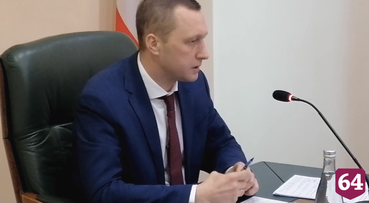 Саратовских чиновников в снегопад призвали отрабатывать зарплату