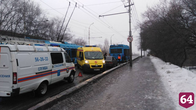 В Саратове водитель легковушки протаранил троллейбус и попал в больницу