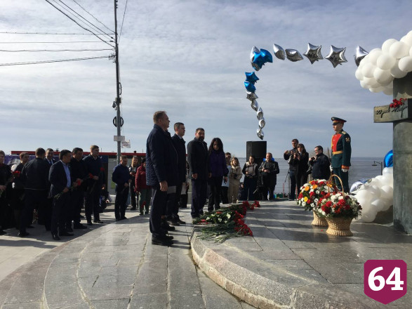 День космонавтики в Саратове открыли митингом у памятника Гагарину 