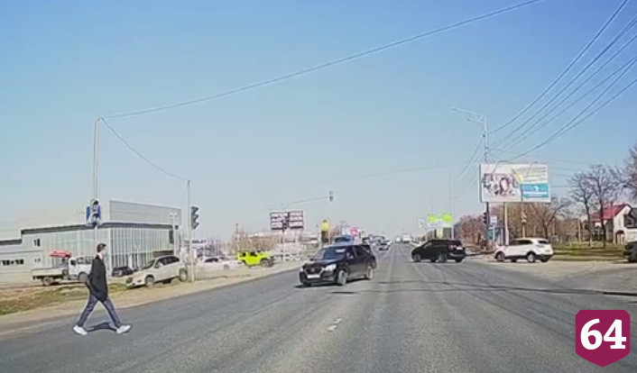 В Саратове иномарка зацепила малолитражку и улетела в кювет
