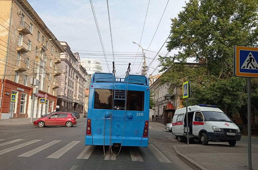 В троллейбусе из-за лихача на «Гранте» покалечилась женщина 