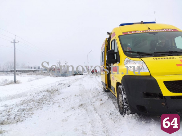 Легковушку отбросило в кювет после ДТП под Саратовом