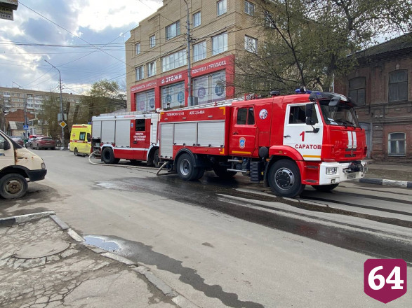 В центре Саратова полыхал двухэтажный дом