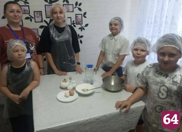 Саратовских детей на мастер-классе учили жарить оладушки