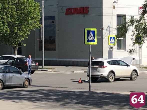 Иномарки не поделили перекресток в центре Саратова