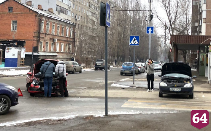 Две легковушки не поделили дорогу у саратовской больницы