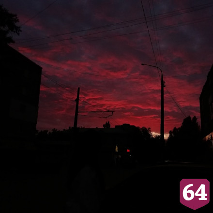 Жителей поразил алый закат над Саратовом