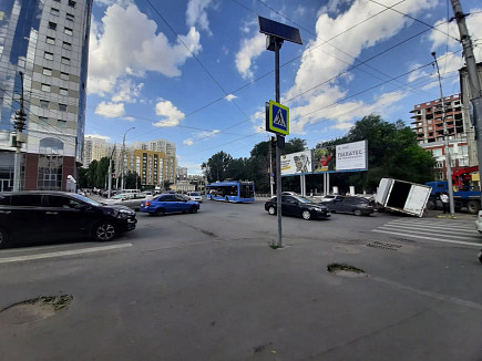 В Саратове «Газель» провалилась в яму на дороге и застряла