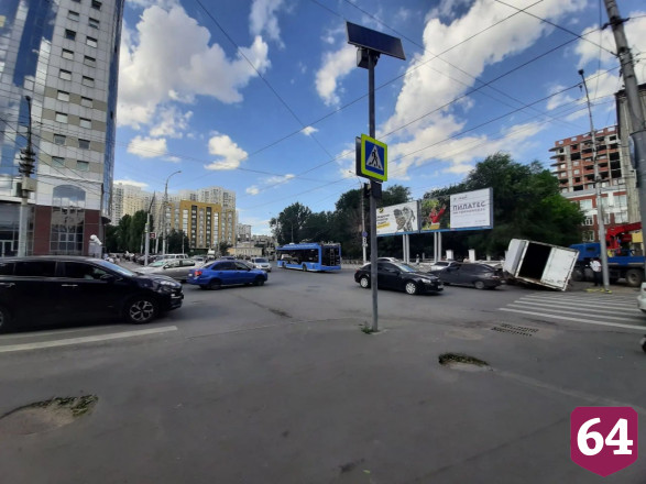 В Саратове «Газель» провалилась в яму на дороге и застряла