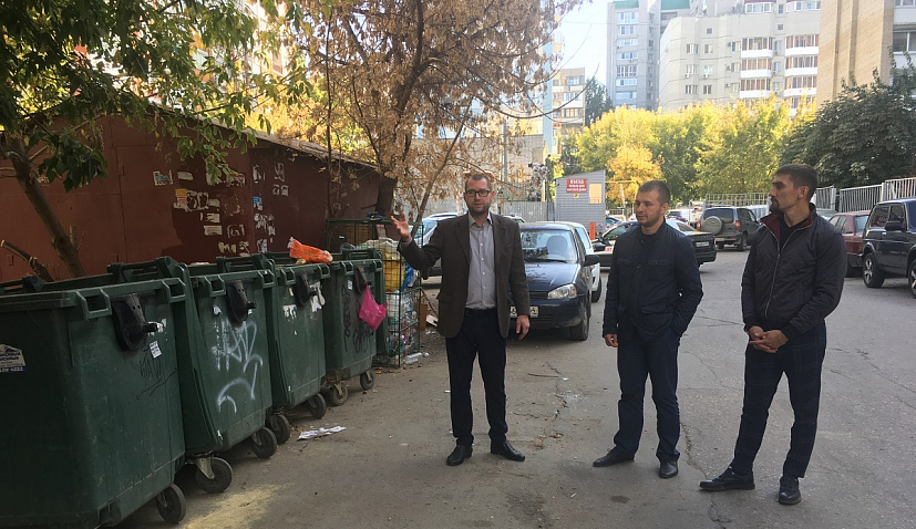 Чиновники заглянули в мусорные баки после жалоб саратовцев 