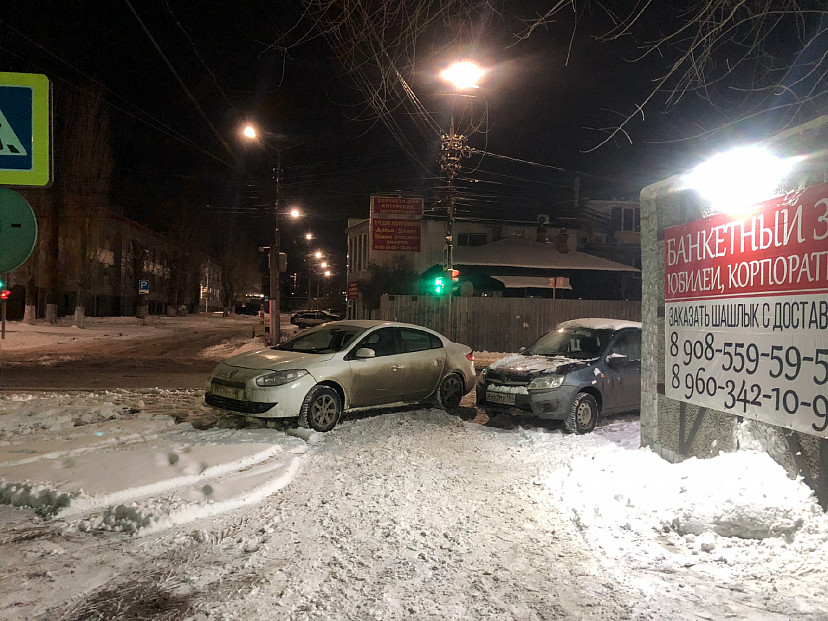 В Саратове автохамы блокировали дорогу пешеходам