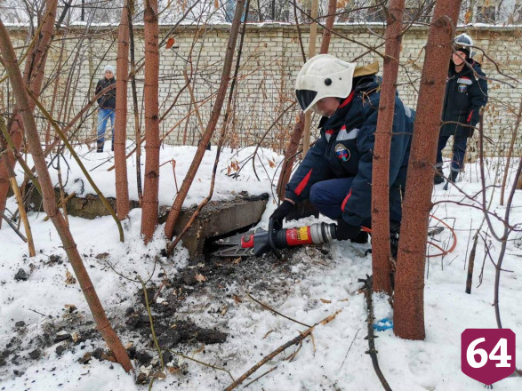 Спасатели достали щенка с травмированными лапами из-под бетонной плиты