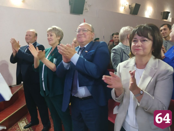 В саратовском ДК вручили паспорта школьникам и холодильник детсадовцам