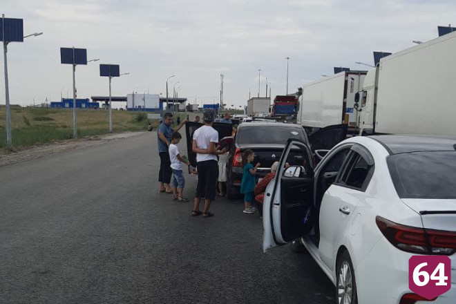 Автомобилисты пожаловались на многокилометровые пробки на границе с Казахстаном