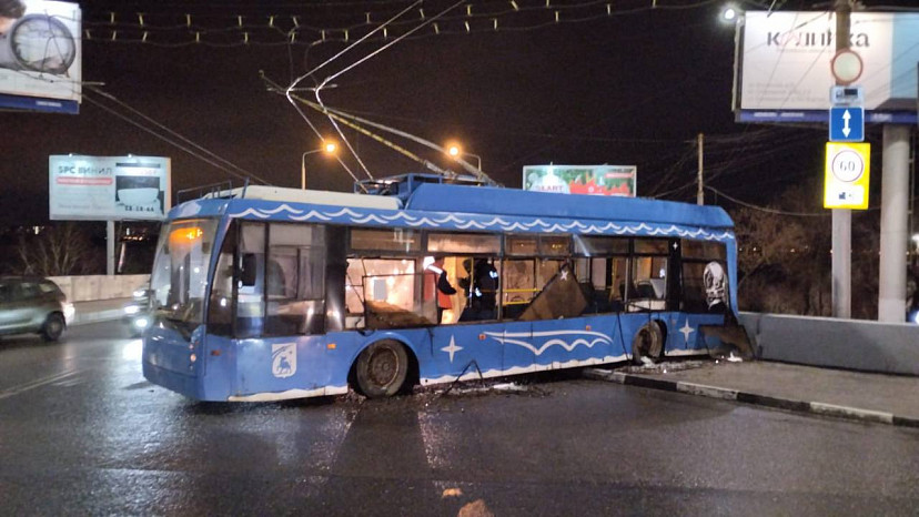 В Саратове троллейбус с пассажирами врезался в парапет моста 