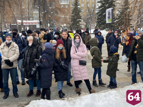 В Саратове несовершеннолетние на митинг Навального вышли за еду