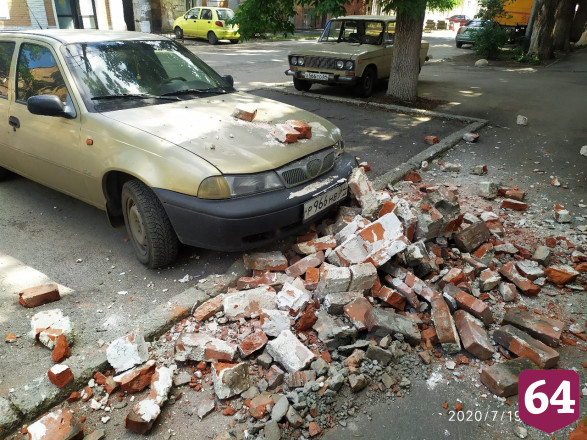 В центре Саратова стена жилого дома рухнула на автомобиль