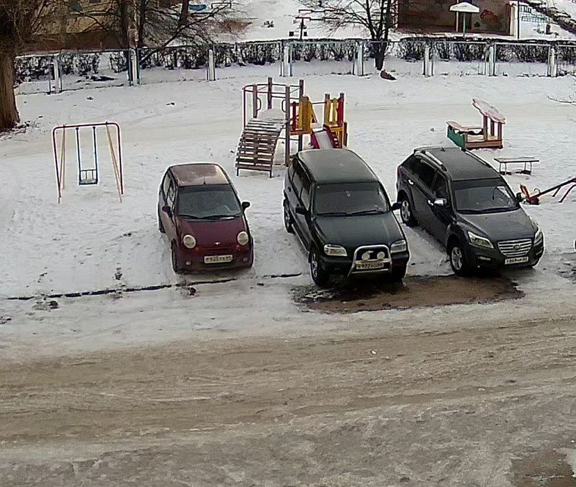 Под Саратовом три автохама запарковались на детской площадке