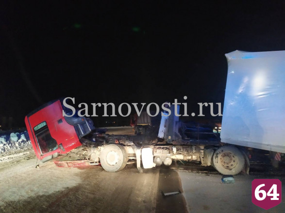 Дальнобойщик разбил голову в столкновении грузовиков на окраине Саратова