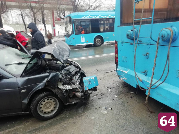 В Саратове водитель легковушки протаранил троллейбус и попал в больницу