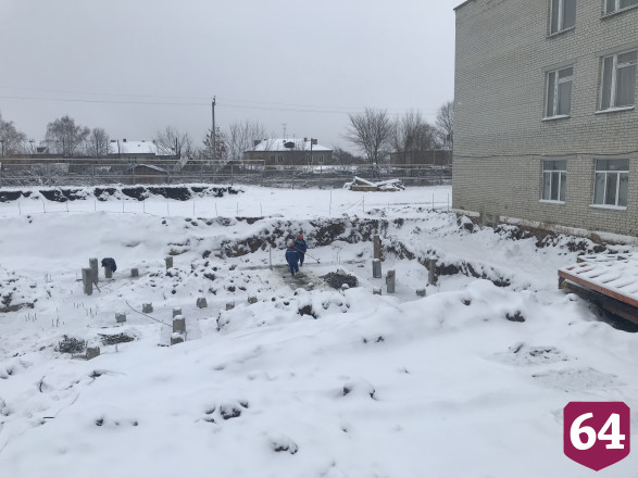 Новый корпус лицея под Саратовом строят при любой погоде
