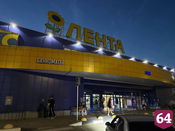 В Энгельсе пенсионерка устроила на парковке стриптиз за 50 рублей 