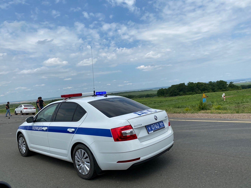 В ДТП под Саратовом иномарка улетела в кювет