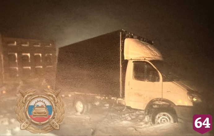 В метель на саратовской трассе столкнулись 9 автомобилей
