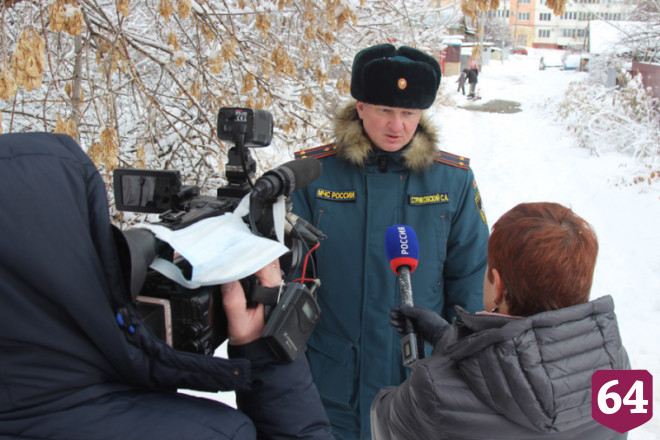 На пожаре в подвале саратовской пятиэтажки спасли бомжа