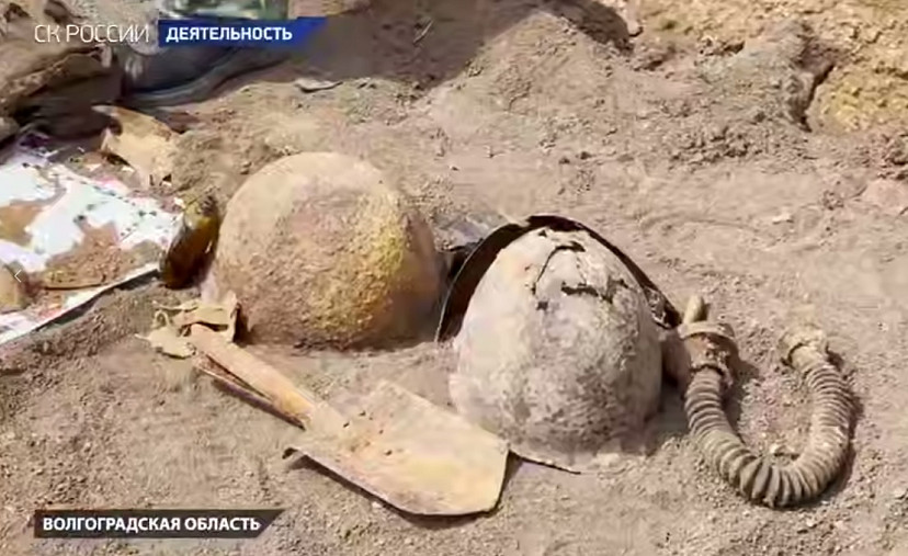 Саратовские следователи передали в музей находки с полей Сталинградской битвы