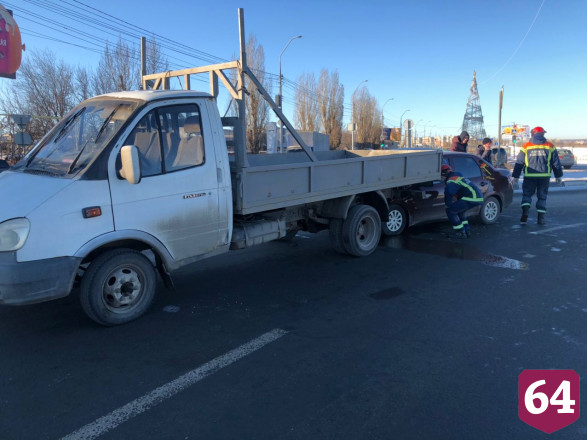 В Саратове водитель легковушки заехал под грузовик