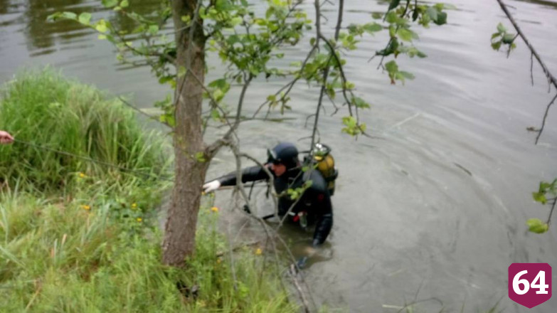 Водолазы вытащили труп молодого мужчины из реки под Саратовом