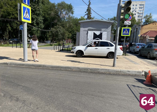 Автомобилисты едут по тротуару из-за коллапса в центре Саратова