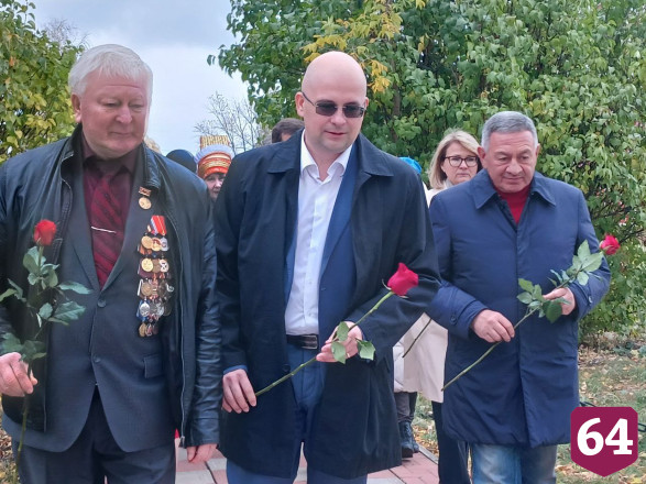 Под Саратовом участники фестиваля почтили память погибших героев 